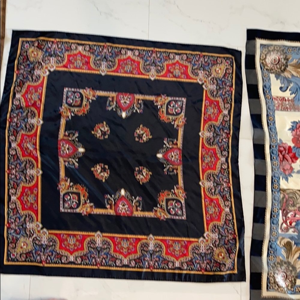 SILK SCARVES - Picture 4 of 5